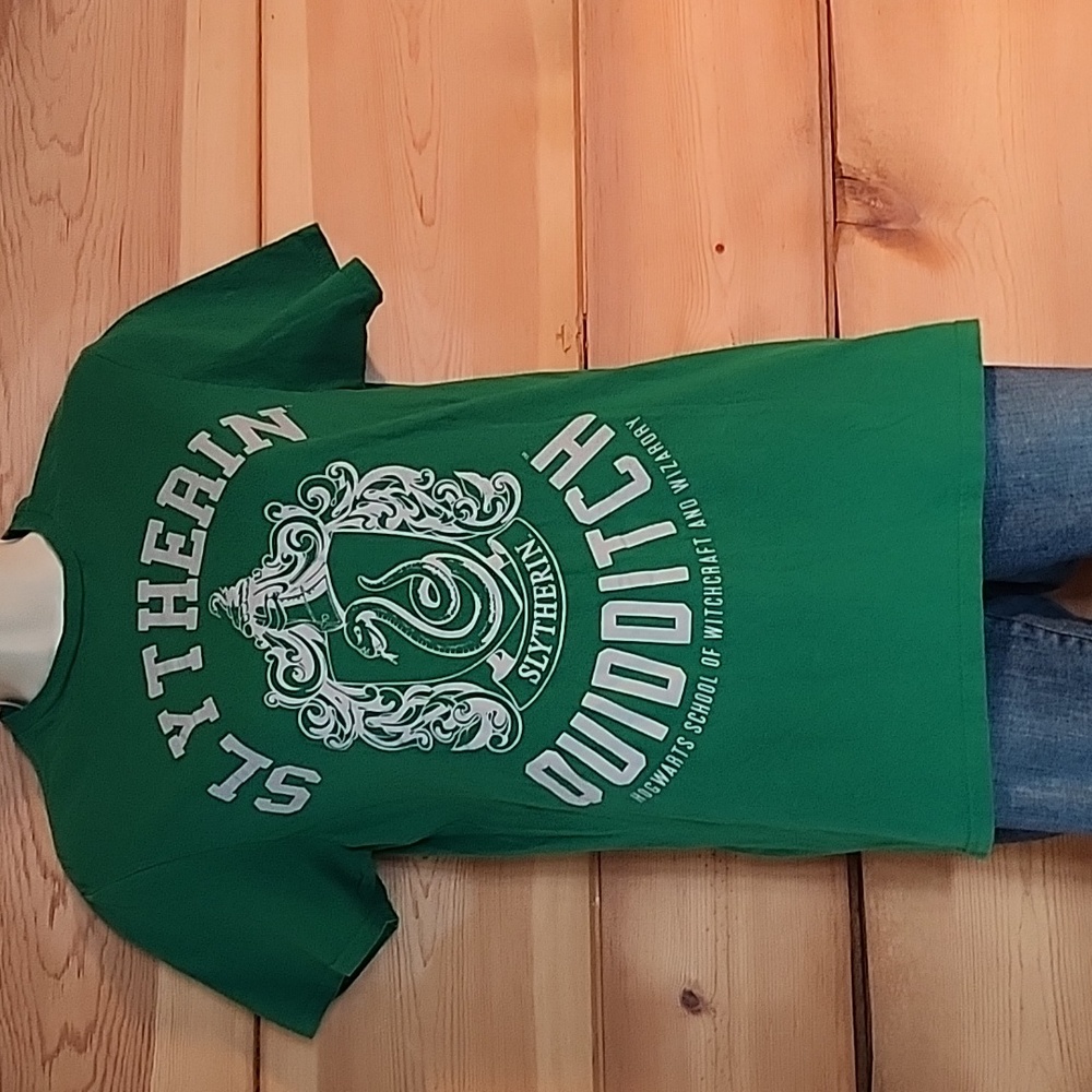 Harry Potter Green Slytherin Quidditch  Hogwarts Tee Shirt (S)